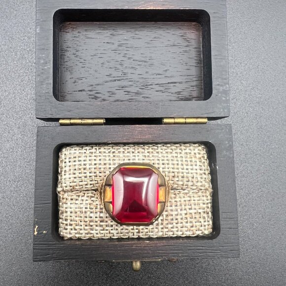 Mens 10K Gold Signet Ring with smooth garnet stone, Vintage Size 8.5 Unisex Ring - Picture 4 of 11